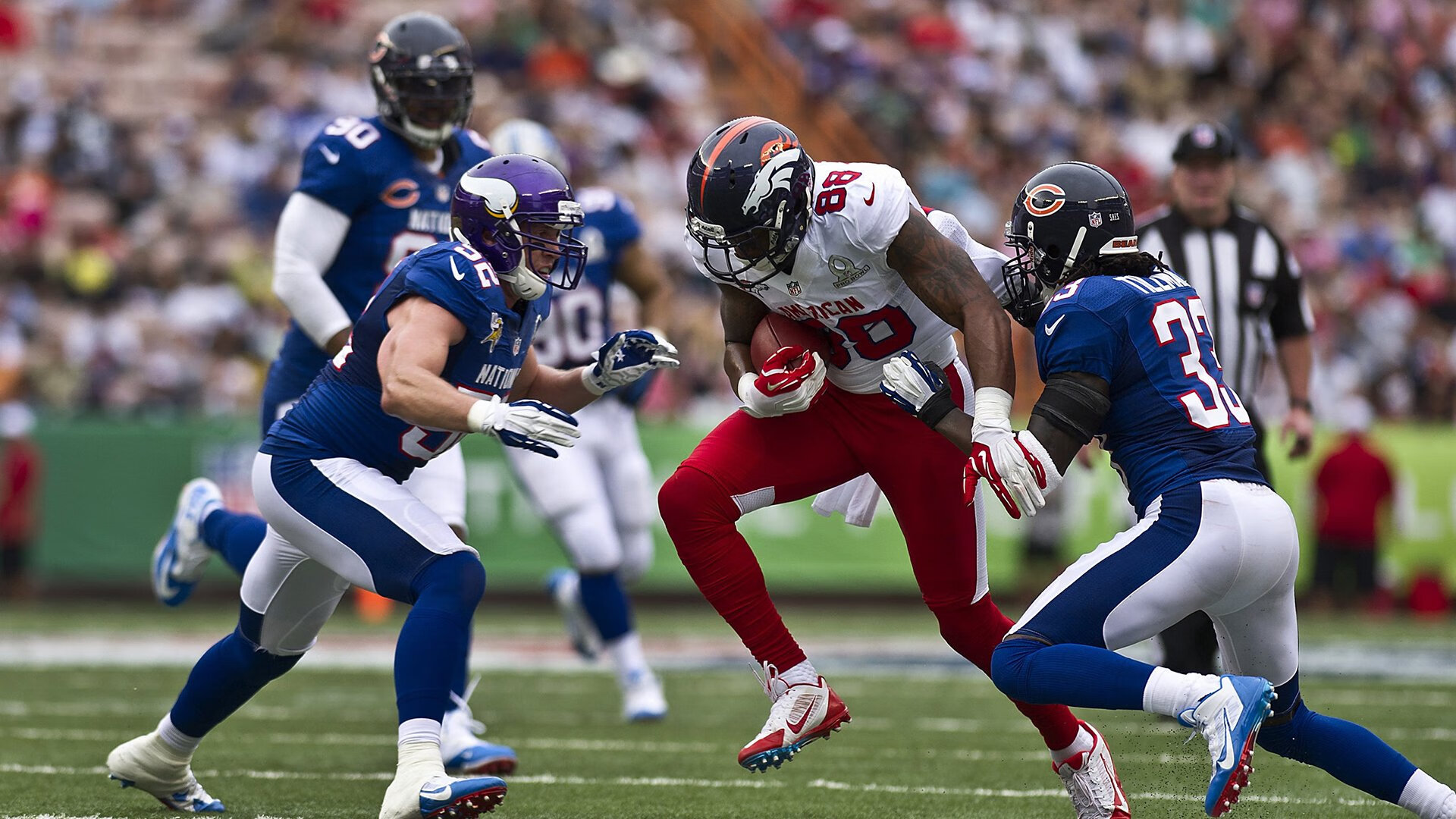 墨西哥守门员戴羽绒服扑点球,全场沸腾,墨西哥足球守门员