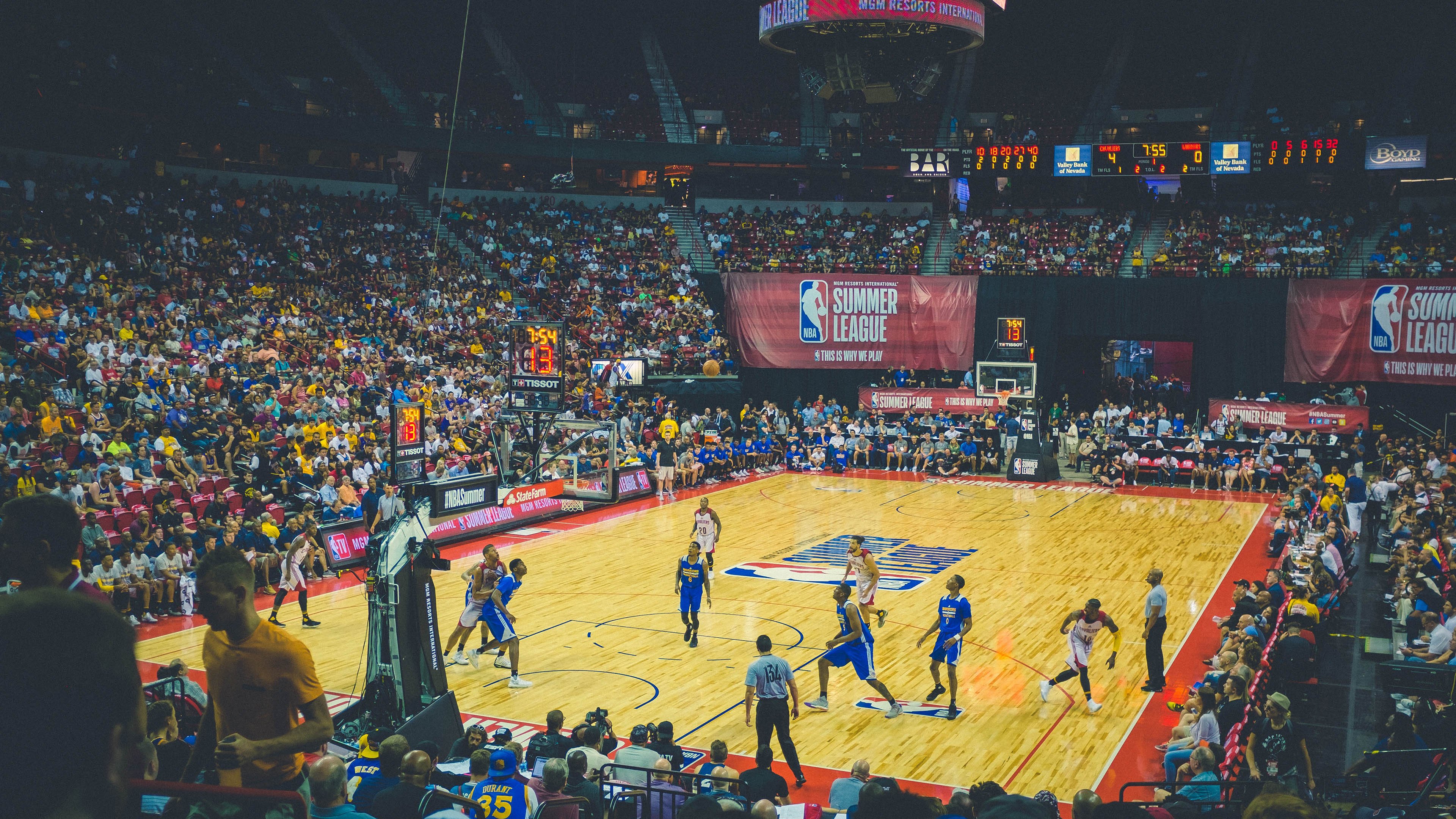 激情澎湃！球员斗志昂扬准备打响战役